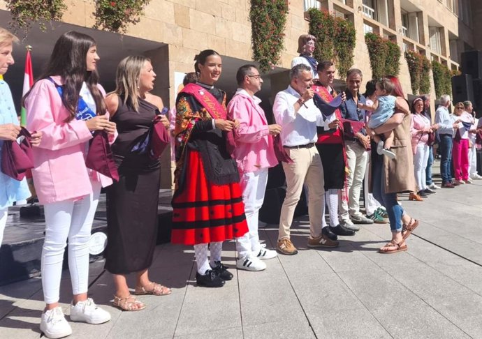 Logroño rebosa emoción y cariño en la imposición del primer pañuelo de San Mateo a los bebés nacidos en el último año
