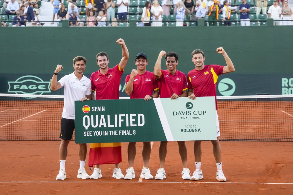 David Ferrer, Pedro Martínez, Roberto Carballés, Jaume Munar y Pablo Carreño posan con el billete de clasificados para la Final a 8 d de la Copa Davis 2025