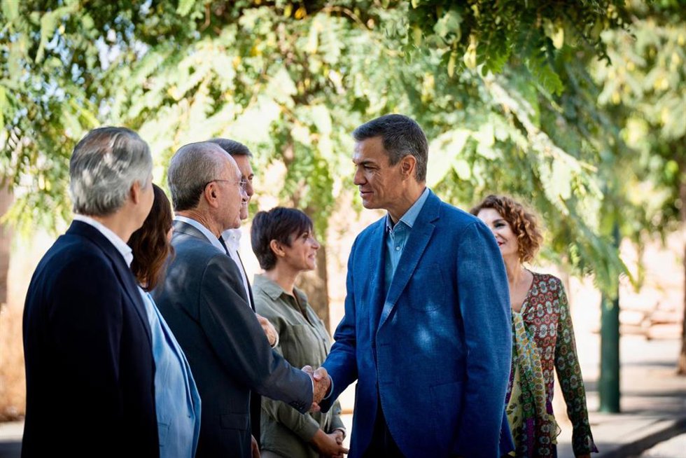El alcalde de Málaga saluda al presidente del Gobierno antes de la visita de una promoción de VPO en el distrito Campanillas.