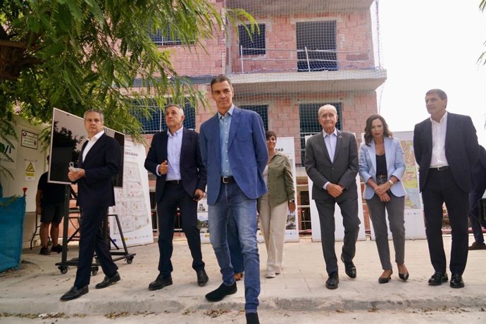 El presidente del Gobierno, Pedro Sánchez, junto a la vicepresidenta primera y ministra de Hacienda, María Jesús Montero; la ministra de Vivienda y Agenda Urbana, Isabel Rodríguez; el delegado del Gobierno en Andalucía.