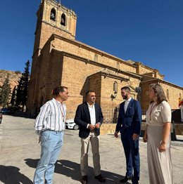 El presidente de la Diputación visita la iglesia de la Encarnación de Colomera con motivo de las obras de mejora.