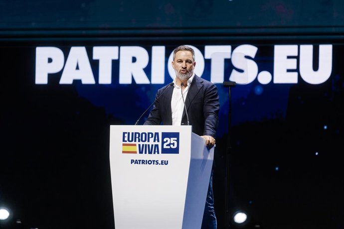 El presidente de VOX, Santiago Abascal, interviene durante el acto político de VOX ‘Europa Viva 2025’, en el Palacio de Vistalegre, a 14 de septiembre de 2025, en Madrid (España). EUROPA VIVA 2025 se realiza este año bajo el lema ‘Por una Europa nueva y d