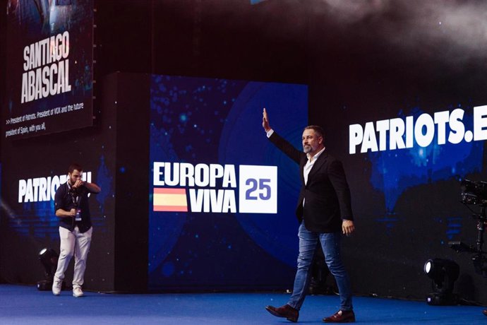 El presidente de VOX, Santiago Abascal, durante el acto político de VOX ‘Europa Viva 2025’, en el Palacio de Vistalegre, a 14 de septiembre de 2025, en Madrid (España). EUROPA VIVA 2025 se realiza este año bajo el lema ‘Por una Europa nueva y decente’ y h