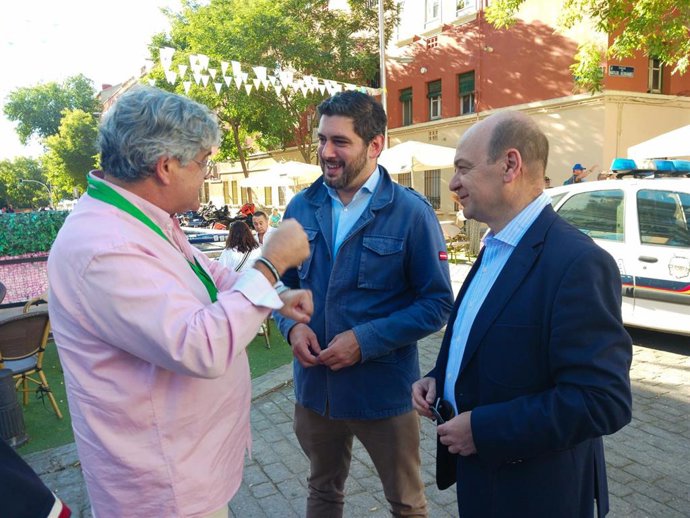 Alejandro Nolasco y Santiago Morón, integrantes de la nutrida representación de Vox en el evento político 'Europa Viva 25' que se celebra en Madrid.