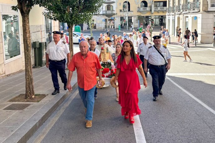 La consejera de Inclusión Social durante el recorrido de la Santina hasta la iglesia.