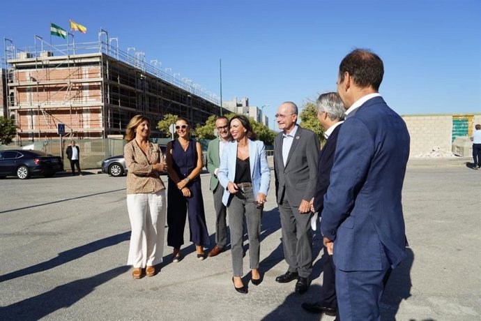 La consejera de Fomento, Articulación del Territorio y Vivienda, Rocío Díaz, en su visita a las viviendas de Málaga.