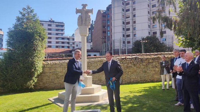 El presidente de la Xunta de Galicia, Alfonso Rueda y el alcalde de Oviedo, Alfredo Canteli, en la inauguración del Cruceiro en Villa Magdalena.