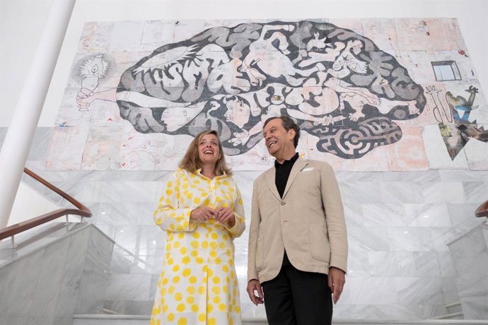 Pierre D'Argyll en la entrega de su cuadro al ECCO en Cádiz.