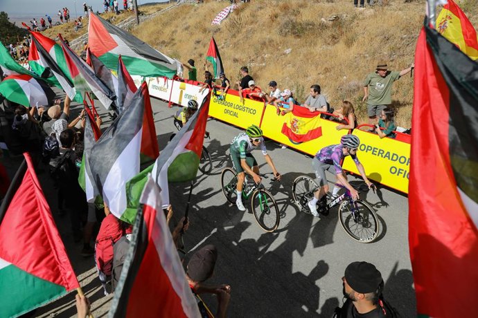 Ciclistas passam por uma área com protestos pró-Palestina durante a 20ª etapa da Vuelta Ciclista a España, em 13 de setembro de 2025, em Navacerrada, Madri, Espanha. Os protestos contra a equipe Israel Premier Tech na Vuelta a España foram