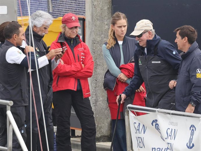 Don Juan Carlos, la infanta Elena e Irene Urdangarin en el puerto deportivo a 14 de Septiembre de 2025 en Sanxenxo (España).