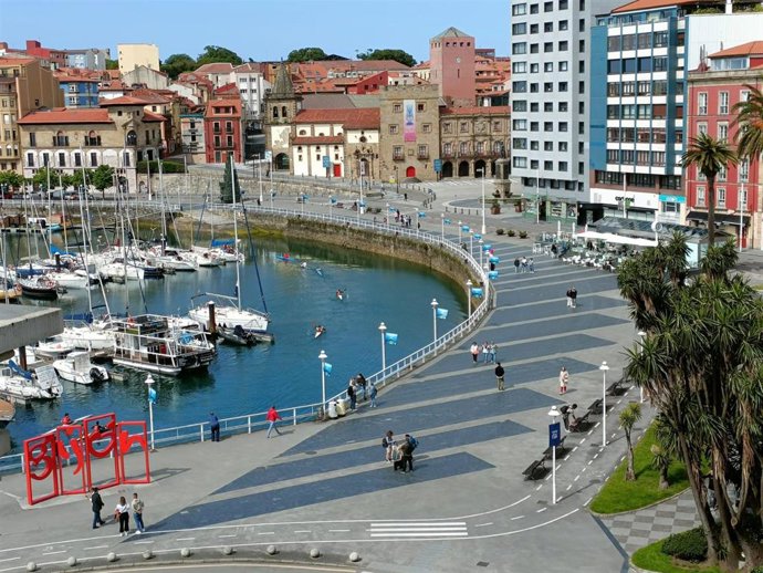 Puerto Deportivo de Gijón, con Cimadevilla al fondo.