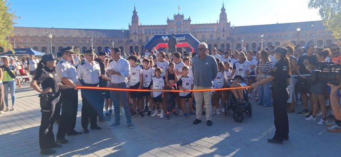 Un millar de corredores participa en Sevilla en la carrera solidaria 'Ruta 091'.