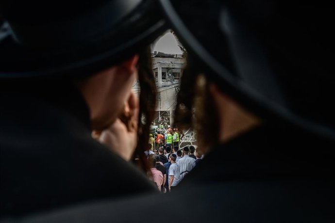 Archivo - Arquivo - 16 de junho de 2025, Tel Aviv, Israel: Jovens ultraortodoxos se reúnem ao lado de um local de impacto direto de uma casa civil destruída em Bnei Brak após uma barragem de mísseis balísticos iranianos contra Israel. Israel lançou um ata