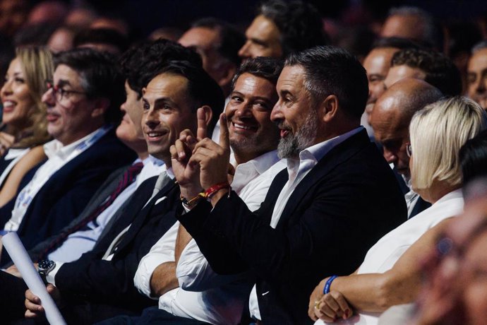 El líder de la oposición en Portugal, André Ventura (i), y el presidente de VOX, Santiago Abascal (d), durante el acto político de VOX ‘Europa Viva 2025’, en el Palacio de Vistalegre, a 14 de septiembre de 2025, en Madrid (España). EUROPA VIVA 2025 se rea