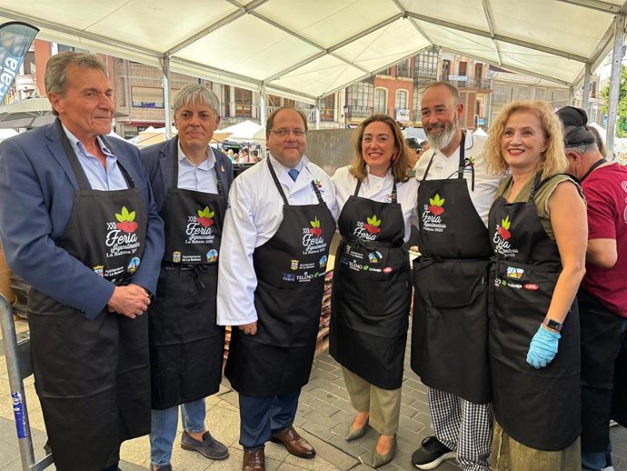 La consejera de Agricultura, Ganadería y Desarrollo Rural, María González Corral, asiste a la XXII Feria Agroalimentaria y Alubiada de La Bañeza