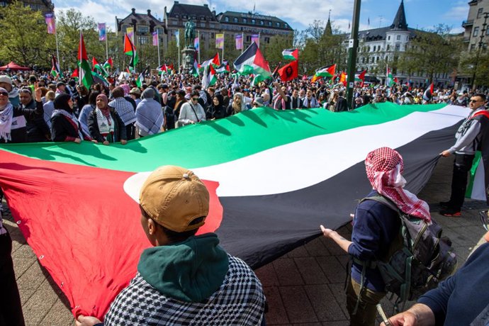 Archivo - 11 de maio de 2024, Suécia, Malmo: Manifestantes seguram uma bandeira palestina gigante durante uma manifestação pró-Palestina antes da final do Eurovision Song Contest (ESC) 2024. Foto: Jens Büttner/dpa