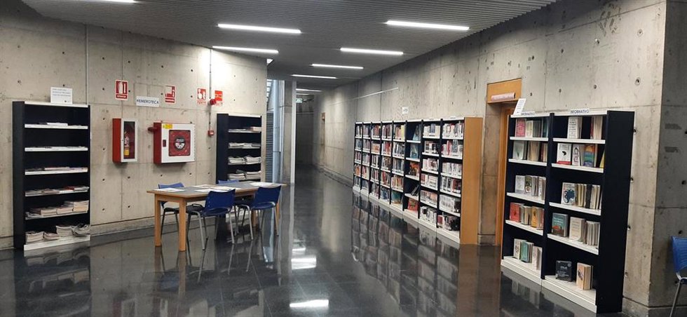 Archivo - Pasilo del centro cívico donde se han ubicado parte de los recursos bibliográficos de la Biblioteca Ramón J. Sender de Huesca.