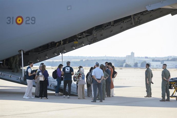 Archivo - Varios niños a su llegada a la Base Aérea de Torrejón de Ardoz, a 24 de julio de 2024, en Torrejón de Ardoz, Madrid (España). El avión A400M medicalizado con un equipo de la Unidad Médica de Aeroevacuación del Ejército del Aire y del Espacio (UM