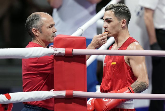 Archivo - Rafa Lozano Jr junto a su padre durante su combate de cuartos de Paris 2024