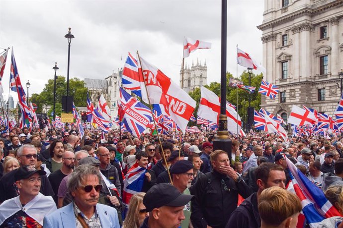 13 de setembro de 2025, Londres, Inglaterra, Reino Unido: Manifestantes de extrema direita com bandeiras inglesas e Union Jacks se reúnem para o comício "Unite The Kingdom" em Whitehall, do lado de fora da Downing Street.