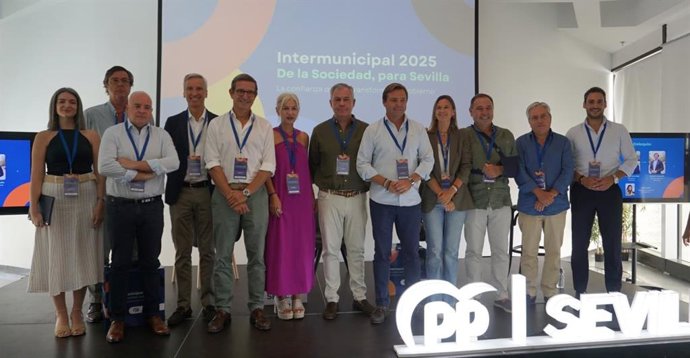 Foto de familia de los dirigentes del PP que han participado en la Intermunicipal de Sevilla.