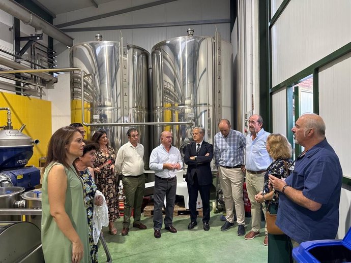 El presidente de la Diputación, en el acto conmemorativo por el 65 aniversario de la cooperativa olivarera San Isidro de la localidad de Espejo.