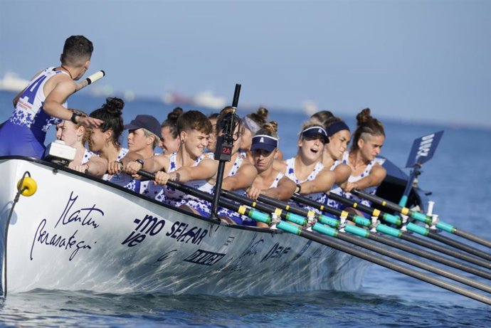 Archivo - Trainera en las regatas de la Bandera de La Concha.