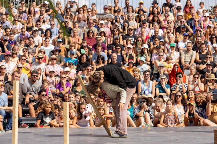 Imagen de un espectáculo de la compañía  Maleta Company en la Fira Tàrrega 2025