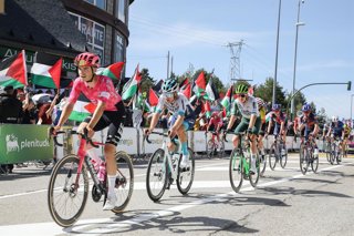 Varios ciclistas pasan por una zona con protestas propalestinas durante la 20ª etapa de la Vuelta Ciclista a España, a 13 de septiembre de 2025, en Navacerrada, Madrid (España). Las protestas contra el equipo Israel Premier Tech en la Vuelta a España han 