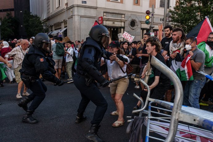 Cargas policiales antes de pasar la etapa 21 de la Vuelta Ciclista a España, en la plaza de Callao, a 14 de septiembre de 2025, en Madrid (España).