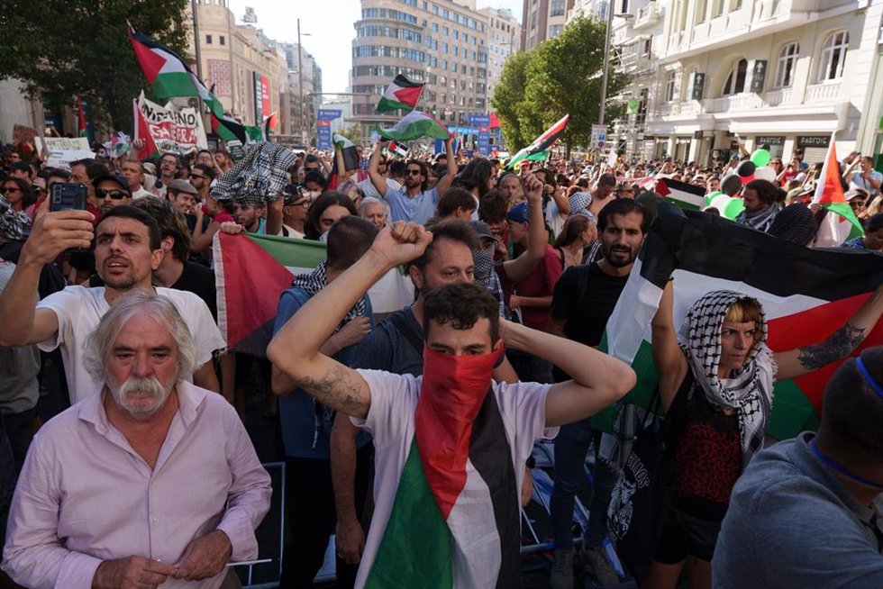 Varias personas con banderas de Palestina en la plaza de Callao antes de pasar la etapa 21 de la Vuelta Ciclista a España, a 14 de septiembre de 2025, en Madrid (España). 