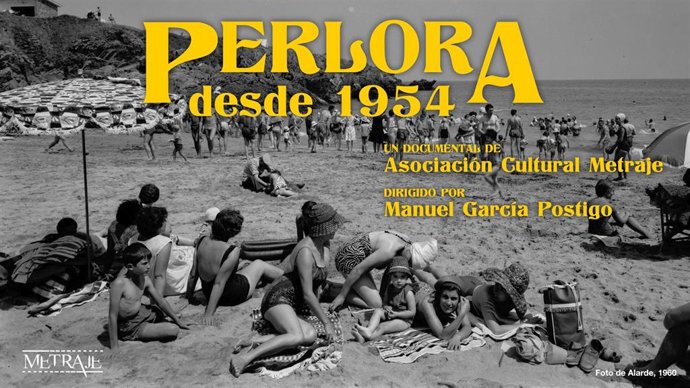 Archivo - Arenal de la playa de Carranques con numerosos bañistas, unos tomando el sol, y otros paseando o tomando un baño.