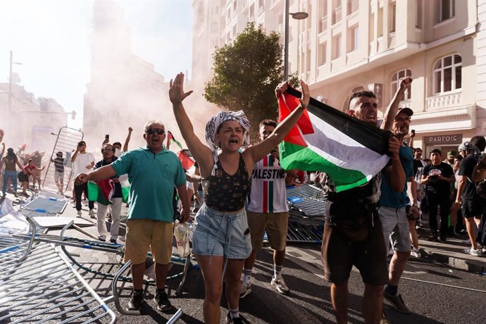 Diverses persones amb banderes de Palestina irrompen la Gran Via abans de passar l'etapa 21 de la Tornada Ciclista a Espanya, a la plaça de Callao, a 14 de setembre de 2025, a Madrid (Espanya).