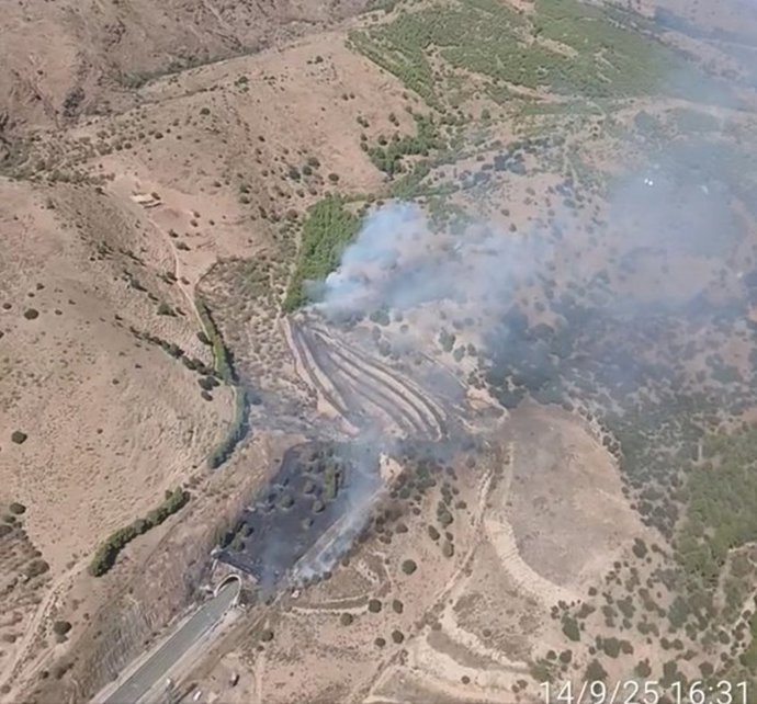 Incendio en la pedanía de Huérmeda, en Calatayud (Zaragoza)  que ha obligado a interrumpir la circulación de los trenes de alta velocidad en la línea Madrid-Zaragoza