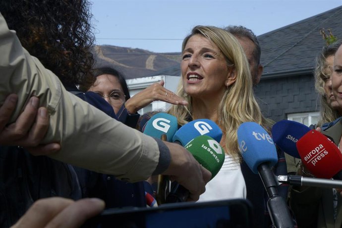 La vicepresidenta segunda y ministra de Trabajo y Economía Social, Yolanda Díaz, tiende a los medios en el Centro Social San Vicente de Leira, a 12 de septiembre de 2025, en Vilamartín de Valdeorras, Ourense, Galicia (España).