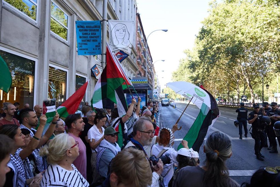 Personas con banderas de Palestina en las inmediaciones de Atocha, antes de pasar la etapa 21 de la Vuelta Ciclista a España, a 14 de septiembre de 2025, en Madrid (España).