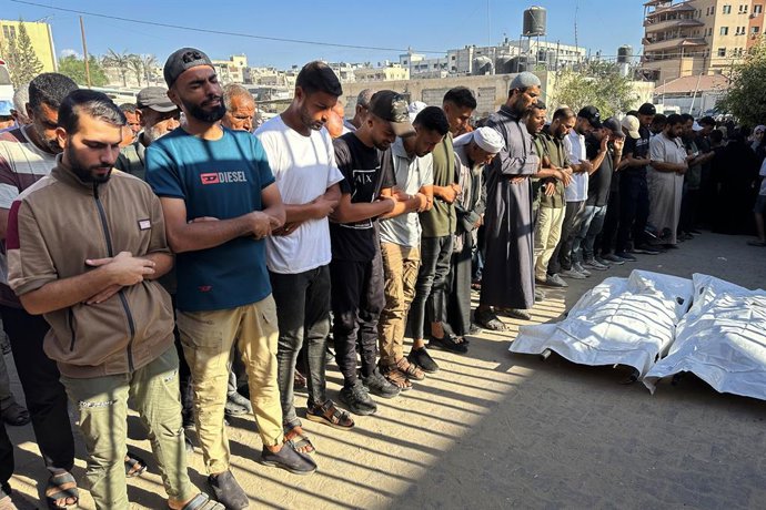 9 de setembro de 2025, Khan Yunis, Faixa de Gaza, Território Palestino: Os palestinos lamentam a perda de seus entes queridos mortos no Hospital Nasser depois que soldados israelenses abriram fogo contra palestinos que tentavam chegar aos pontos onde a aj