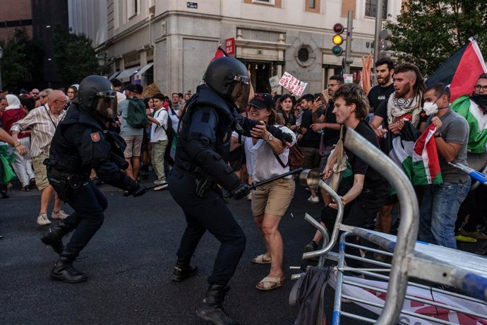 Cargas policiais antes da passagem da 21ª etapa da Vuelta Ciclista a España, na Plaza de Callao, em 14 de setembro de 2025, em Madri (Espanha). A Vuelta Ciclista a España encerra hoje em Madri a 90ª edição da etapa espanhola de ciclismo.