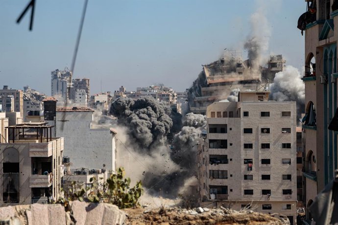 14 de setembro de 2025, Gaza, Palestina: (int) aviões de guerra israelenses têm como alvo a torre residencial al-kawthar, a oeste da cidade de gaza. 14 de setembro de 2025, gaza, palestina: aviões de guerra israelenses alvejaram a torre residencial al-kaw