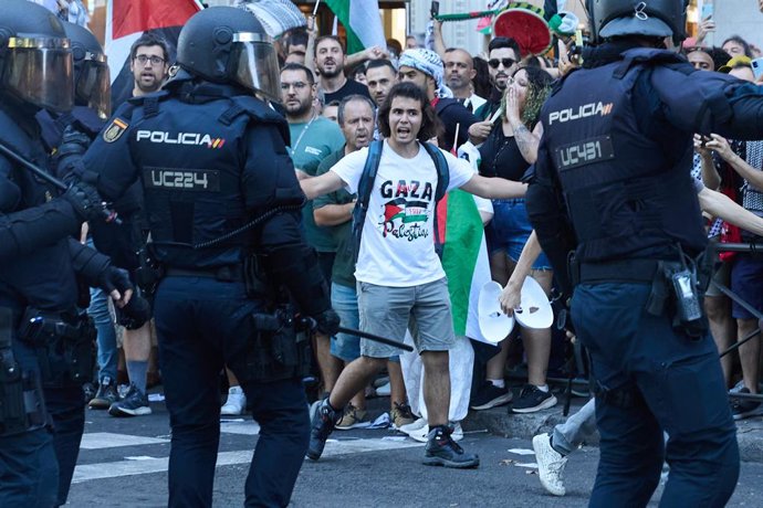 A polícia carrega várias pessoas que protestam pela Palestina em Atocha, no dia da 21ª etapa da Vuelta Ciclista a España, em 14 de setembro de 2025, em Madri (Espanha). A Vuelta Ciclista a España termina hoje sua 90ª edição em Madri.