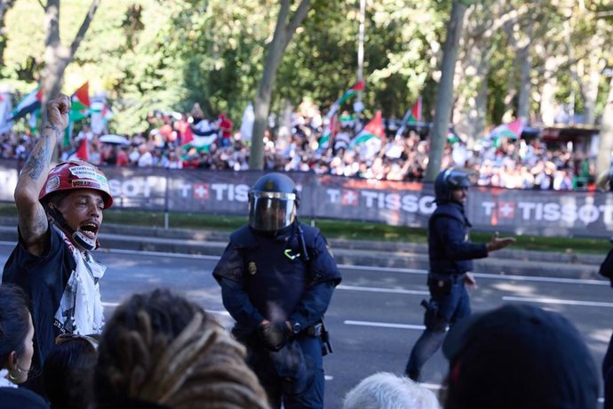 Cargas policiales a varias personas que protestan por Palestina en Atocha, el día de la etapa 21 de la Vuelta Ciclista a España, a 14 de septiembre de 2025, en Madrid (España). 