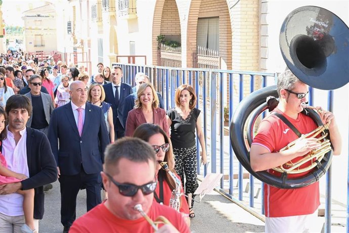 La ministra Pilar Alegría este domingo en Remolinos junto a la secretaria provincial del PSOE Zaragoza, Teresa Ladrero, y el alcalde de la localidad zaragozana,  Alfredo Zaldívar.