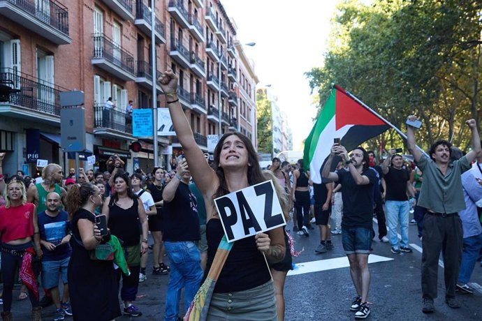 Varias personas se manifiestan a favor Palestina en Atocha, el día de la etapa 21 de la Vuelta Ciclista a España, a 14 de septiembre de 2025, en Madrid (España).
