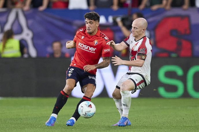 Iker Benito of CA Osasuna competes for the ball with Isi Palazon of Rayo Vallecano during the LaLiga EA Sports match between CA Osasuna and Rayo Vallecano at El Sadar on September 14, 2025, in Pamplona, Spain.