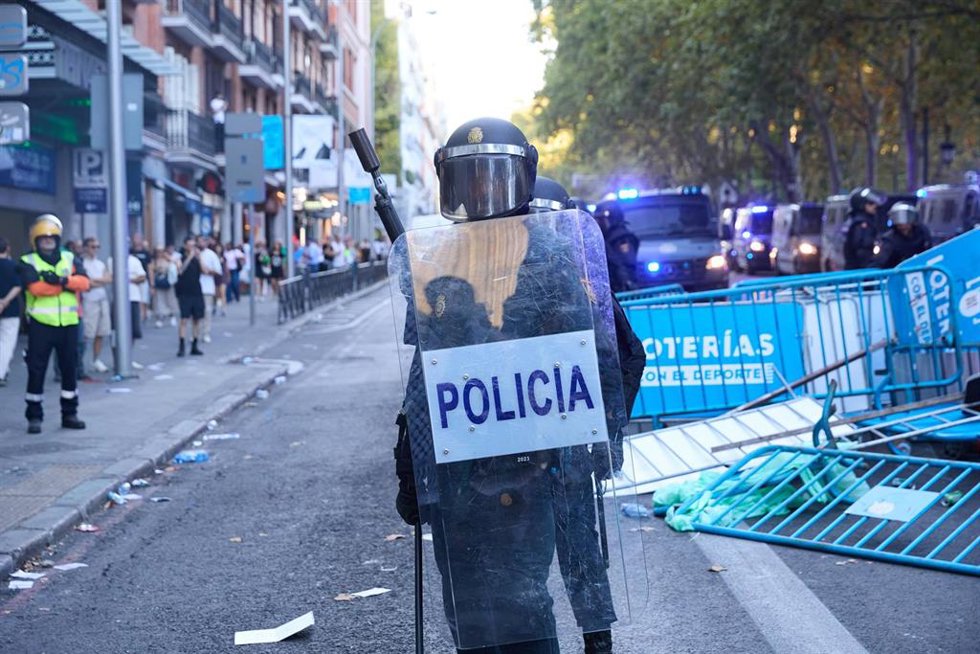 Un agente de Policía Nacional durante las cargas policiales a varias personas que protestan a favor de Palestina en Atocha, el día de la etapa 21 de la Vuelta Ciclista a España, a 14 de septiembre de 2025, en Madrid (España). 