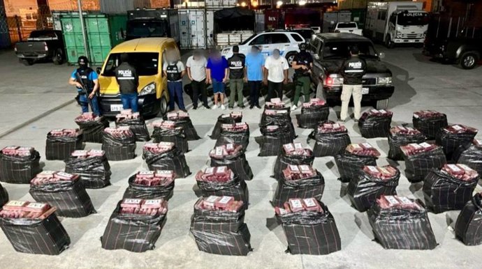 Archivo - Arquivo - Promotores equatorianos prendem quatro pessoas com duas toneladas de cocaína em Guayaquil.