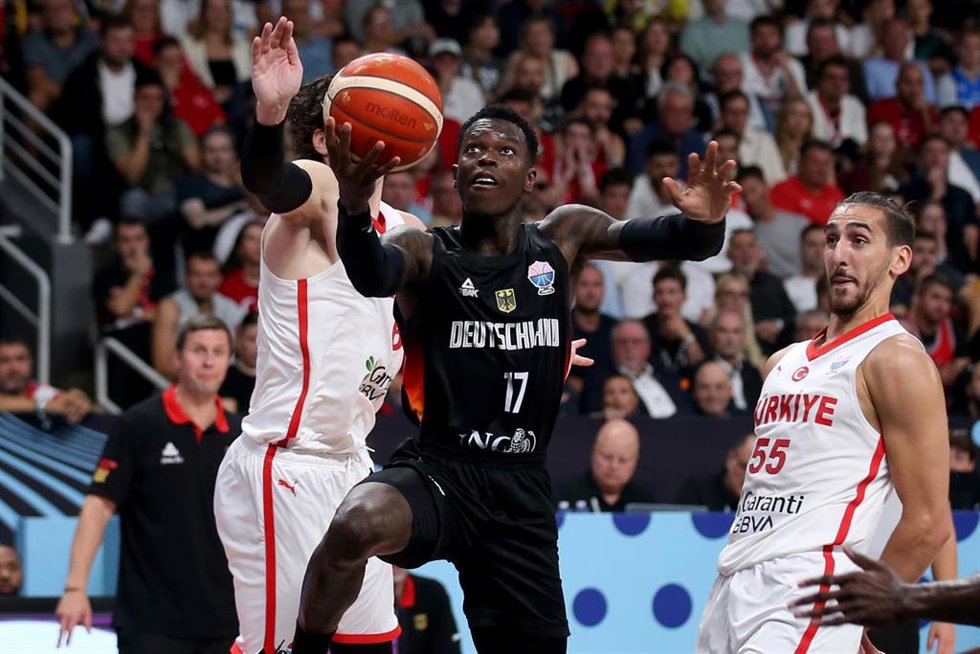 14 September 2025, Latvia, Riga: Germany's Dennis Schroeder (C) goes for the basket against Turkey's Cedi Osman (L) and Kenan Sipahi during the FIBA EuroBasket 2025 final basketball match between Turkey and Germany in Riga. Photo: Matthias Stickel/dpa