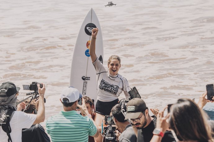 La española Janire González-Etxabarri celebra su oro mundial en surf