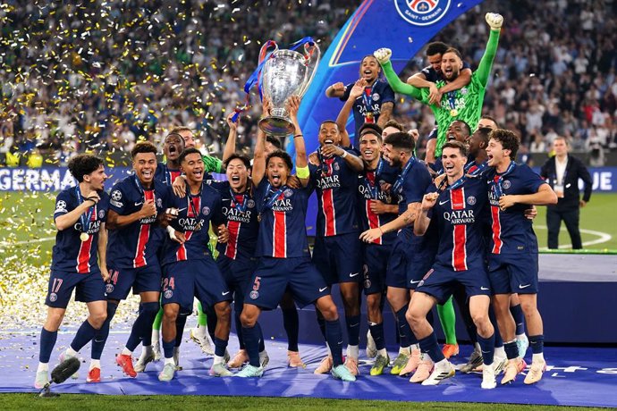 Archivo - 31 May 2025, Bavaria, Munich: Paris Saint-Germain's Marquinhos and teammates celebrate with the trophy after the UEFA Champions League final soccer match between Inter Milan and Paris Saint-Germain at Munich Football Arena. Photo: Mike Egerton/P