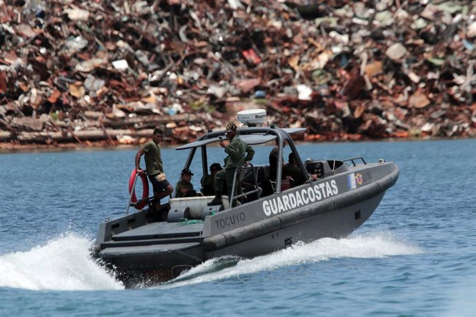 Archivo - Guardacostas venezolanos realizan una patrulla marítima en la ciudad de Valencia, estado de Carabobo